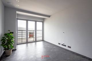 Situé au 6e étage, ce studio entièrement rénové vous offre une vue à couper le souffle !Dès que l'on entre, on est immédiatement envahi par une...