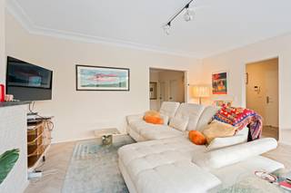 <p>Ruim appartement in een rustige toplocatie op Linkeroever, op Beatrijslaan 8, op wandelafstand van groen en voorzieningen.</p>
<p> </p>
<p>Dit gesloten appartement biedt drie volwaardige slaapkamers, overvloedige natuurlijke lichtinval en twee zonnige terrassen waar u op elk moment van de dag buiten kunt genieten. Gelegen in een sociale en groene omgeving, combineert deze woning comfort met een aangename woonbeleving.</p>
<p> </p>
<p>Belangrijkste ruimtes:<br />• Gezellige woonkamer met open haard en grote ramen voor veel lichtinval.<br />• Functionele keuken met dampkap, spoeltafel, elektrische kookplaat en oven.<br />• Drie volwaardige slaapkamers, ideaal voor gezin of thuiswerk.<br />• Badkamer met douche, ligbad, toilet, wastafel en aansluiting voor droogkast.<br />• Twee terrassen, perfect voor ochtend- en avondzon.<br />• Berging voor extra opslagruimte.</p>
<p> </p>
<p>Troeven:<br />• 3 volwaardige slaapkamers op een rustige toplocatie op Linkeroever.<br />• Overvloedige natuurlijke lichtinval zorgt voor een ruim en aangenaam woongevoel.<br />• 2 zonnige terrassen om op elk moment van de dag buiten te genieten.</p>
<p> </p>
<p>Neem vandaag nog contact op met je ERA-makelaar voor een bezoek.</p>
<p> </p>
<p>JOUW DROOMAPPARTEMENT. ZO GEVONDEN!</p>