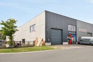 Instapklaar recente perfect ingericht BEDRIJFSGEBOUW (showroom/atelier/burelen en parking) gelegen in het bedrijvenpark Brandemolen te...
