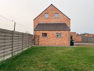 Grote halfopen bebouwing te huur met tuin, ruime leefruimte, garage, en 4 slaapkamers.