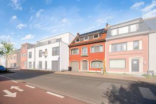 In het hart van Burcht ontvouwt zich deze mooi gerenoveerde woning (2023) met een bewoonbare oppervlakte van maar liefst 256 m² en een zeldzame gevelbreedte van 9 meter. Een eigendom waar ruimte, energiezuinigheid en hedendaags wooncomfort samenkomen in een verfijnd geheel.<br />De woning biedt plaats aan zes volwaardige slaapkamers en drie stijlvolle badkamers, aangevuld met drie toiletten, een praktische wasruimte en een ruime, droge kelder. De inpandige garage met sectionale poort en oprit zorgen voor optimaal gebruiksgemak.<br />Technisch is deze woning volledig futureproof: een EPC-score B (165), 20 zonnepanelen met groenestroomcertificaten tot 2031, conforme elektriciteit, hoogrendementsglas, doorgedreven isolatie (12 cm + spouwmuur) en een combinatie van gasverwarming en airco garanderen een energiezuinig en comfortabel binnenklimaat. Bovendien is de woning asbestveilig en uitgerust met een alarminstallatie.<br />De buitenruimte is een ware oase van rust en luxe: een volledig omheinde tuin met onderhoudsvriendelijk kunstgras, een verwarmd zwembad, een sfeervolle vijver en een veranda die naadloos binnen en buiten verbindt. De praktische achteruitweg voor fietsen vormt een extra troef.<br />Een instapklare en uitzonderlijk complete woning waar architectuur, comfort en duurzaamheid perfect in balans zijn. Conctacteer ons voor een bezoek.