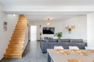 LiggingGelegen in het rustige en groene Sint-Laureins, vindt u deze gerenoveerde woning in de Leemweg 7 – een ideale locatie voor wie houdt van...