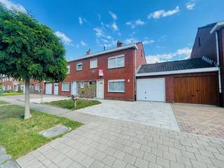 Rustig gelegen woning met tuin. <br /><br />Indeling:<br />Gelijkvloers Inkomhal, toilet, woonkamer, keuken, garage en tuin.<br />Eerste verdiep: Badkamer, 3 slaapkamers + zolder.<br /><br /><br />Troeven<br />- Rustig gelegen <br />- 3 slaapkamers<br />- Staanplaats + garage <br />