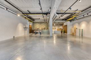Dit handelspand te huur heeft een oppervlakte van ca. 285m² en is in heel goede staat. Met haar centrale ligging op De Munt, met...