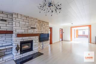 In deze <strong>rustige buurt </strong>te Wondelgem vindt u deze interessante halfopen bebouwing. Ideaal voor mensen die graag hun eigen smaak geven aan hun woning. In de omgeving vindt u alle voorzieningen zoals winkels, openbaar vervoer, het centrum van Wondelgem en is gelegen op fietsafstand van Gent. Kortom de perfecte locatie voor oud en jong.<br /><br />Vooraan de woning heeft u een voortuin en een oprit tot aan de <strong>alleenstaande garage</strong>, wat voldoende mogelijkheid biedt voor het parkeren van uw wagen. Op het gelijkvloers vindt u de inkomhal, een apart toilet, de ruime woonkamer met houtkachel, een eerste en een tweede keuken, beide met toegang tot het terras en de tuin. Het aangelegde terras met een zuidoost oriëntatie heeft verder een tuinhuis/ bergruimte en een overdekt stuk. <br /><br />Verder op het eerste verdiep vindt u de badkamer met douche en toilet, <strong>twee slaapkamers</strong> en een derde <strong>kleinere kamer</strong> die toegang heeft tot de zolder (via een zolderluik). <br /><br />Heeft u zin om deze woning te bezoeken? Aarzel niet mijn collega Kobe te contacteren via 09 278 88 88.