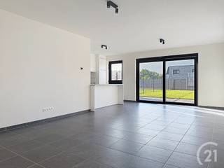 Nieuwbouwwoning in een doodlopende straat te huur!Op het gelijkvloers is er inkomhal met apart toilet en vestiaire. Een lichtrijke leefruimte met...