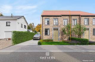 Voor meer info en foto’s, surf naar www.swevers.be<br /> – Deze bouwgrond in het groene en rustige Koersel (Beringen) biedt een ideale kans voor wie droomt van een centraal gelegen gezinswoning. Het perceel van 658 m² heeft een breedte van 12 meter en een diepte van 53 meter, wat mogelijkheden biedt voor een vrijstaande of halfopen bebouwing. De oriëntatie is nog vrij te bepalen, perfect om samen met een architect een optimaal ontwerp te realiseren. Bovendien bestaat de optie om het aanpalend perceel mee aan te kopen voor een nog ruimere open bebouwing (onder voorbehoud van vergunning). De ligging combineert landelijke rust met vlotte bereikbaarheid: scholen, winkels en horeca zijn er al op 1 km, openbaar vervoer op 1,2 km en ontspanning op 3,7 km. De oprit naar de autosnelweg ligt op slechts 7 km, ideaal voor pendelaars richting Hasselt of Genk. Voor meer informatie, bel 011 255 155. Bron bewoonbare oppervlakte: EPC – verslag.