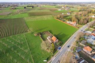 Volledig te renoveren of her op te bouwen open bebouwing op 1.325 m² met perceelbreedte van circa 25 meter, gelegen op een uitzonderlijke locatie...
