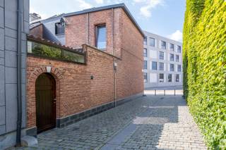 <p>Interesse in dit pand? Neem voor bijkomende informatie of het maken van een afspraak rechtstreeks contact op met Julie Meyers via <strong>+32 472 36 86 54</strong> of <strong>julie.meyers@copandi.be</strong>.</p><p></p><p>Deze woning geniet van een centrale ligging in Lier, met winkels, scholen, horeca en openbaar vervoer op wandelafstand. Ook de groene gordel rond Lier ligt vlakbij, ideaal voor een wandeling of fietstocht</p><p> </p><p>Bij het binnenkomen kom je in de inkomhal, die je verder naar de leefruimte brengt. Deze ruime kamer biedt voldoende plaats om zowel een comfortabele zithoek als een gezellige eetplaats in te richten. Aansluitend bevindt zich de keuken, die is uitgerust met een kookplaat met dampkap, oven, koelkast en dubbele spoelbak.</p><p> </p><p>Achter de keuken bevindt zich een praktische berging. Deze ruimte beidt niet alleen extra plaats voor voorraad en allerhande spullen, maar beschikt ook over een tweede toegang tot de woning via de Hazenstraat. Hierdoor is dit een bijzondere praktische ruimte voor bijvoorbeeld het stallen van fietsen.</p><p>Verder bevindt zich de badkamer. Deze is uitgerust met een combinatie van bad en douche, een lavabo en een toilet.</p><p> </p><p>Via de trap bereiken we de eerste verdieping, waar twee slaapkamers zijn. Een verdieping hoger bevindt zich de derde slaapkamer.</p><p> </p><p>De woning is te renoveren en biedt dan ook een mooie kans om de ruimtes verder aan te pakken en helemaal naar eigen smaak in te richten. De ruime leefruimte, drie slaapkamers en praktische berging met een extra toegang langs de Hazenstraat vormen alvast een goede basis.</p><p> </p><p>Op deze woning is de renovatieverplichting van toepassing.</p><p> </p><p>✅ Centrale ligging in Lier</p><p>✅ 3 slaapkamers</p><p>✅ Praktische bering met extra toegang</p><p>✅ Groene omgeving vlakbij</p><p>✅ Mogelijkheid om de woning volledig naar eigen smaak te renoveren</p>