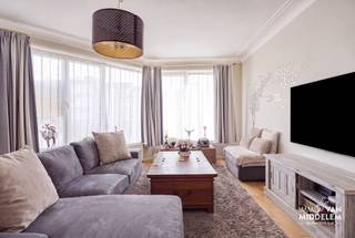<strong>Immo Van Middelem verkoopt dit instapklare éénslaapkamerappartement, gelegen op de eerste verdieping van de verzorgde residentie Sleutelplas te Sint-Jans-Molenbeek, op de grens met Dilbeek. Het appartement is bereikbaar via lift en trap en combineert een praktische indeling met een aangename lichtinval.</strong><br /><br />Via de inkomhal, voorzien van vestiaire- en bergruimte en een afzonderlijk toilet, bereikt u de leefruimte (woonkamer en eetkamer), die dankzij de grote raampartijen geniet van veel natuurlijk licht. <br /><br />Bijkomende troeven zijn de privatieve kelderberging van 6 m² en de gemeenschappelijke koer op het gelijkvloers. Bovendien beschikt het appartement over een ondergrondse ruime autostaanplaats in de residentie, inbegrepen in de verkoopprijs.<br /><br />De indeling is als volgt: <br />- inkomhal met WC, living (salon en eetplaats), ingerichte keuken, 1 slaapkamer (± 14 m²), badkamer met bad en een kelderruimte (± 6m²).<br />- gemeenschappelijke koer<br /><br />Gemeenschappelijke lasten: ± 100 €/maand (onderhoud gemene delen, blokpolis, syndicus, provisie verwarming).<br />Collectieve CV op stookolie. <br />EPC: 270 kWh/m².jaar - Label E (UC:752232).<br />Vrij mits inachtneming huurder.