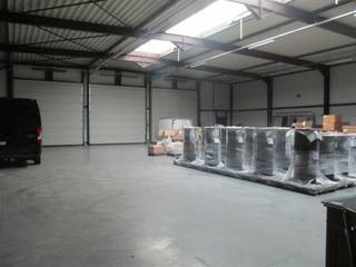 Polyvalente site van 16.700m² magazijnruimten - 2.196m² magazijn, gedeeltelijk 6m en gedeeltelijk 4.5m vrije hoogte met 2 laadkades Aanpassingen mogelijk naar wens van de huurder.<br /><br />- 2.196m² magazijn<br /><span>50%: 6 meter / 50%: 4.5 meter vrije hoogte met 2 laadkades</span>