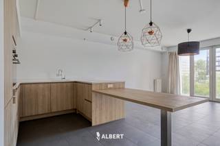 Op zoek naar een lichtrijk en comfortabel appartement op een vlotte ligging? Dit aangename appartement van 85 m² combineert een praktische indeling met hedendaags wooncomfort. Gelegen op de tweede verdieping en bereikbaar via lift, geniet u hier van een gezellige leefruimte met open keuken, twee slaapkamers en een terras waar het ’s avonds heerlijk zonnig vertoeven is. Winkels en openbaar vervoer bevinden zich bovendien op wandelafstand. U kan daarnaast makkelijk buiten genieten van het parkje voor het gebouw en volop genieten van de rustige omgeving. Bovendien beschikt het appartement over een privatieve kelderberging en is een parkeergarage extra aan te kopen voor €20.000.<br /><br />Indeling<br />+ Inkomhal<br />+ Leefruimte met open keuken<br />+ Berging/wasplaats<br />+ Apart gastentoilet<br />+ Slaapkamer (14 m²)<br />+ Slaapkamer (10 m²)<br />+ Badkamer met bad/douche en lavabo<br />+ Terras met avondzon<br /><br />Kelder:<br />+ Ondergrondse parking (extra aan te kopen: €20.000)<br />+ Privatieve kelderberging<br /><br />Extra troeven:<br />+ Energiezuinig appartement met EPC B+<br />+ Gelegen op de tweede verdieping met lift<br />+ Gezellig terras met avondzon<br />+ Ondergrondse parkeergarage en kelderberging<br /><br />Contacteer Brian Rollier via brian.rollier@albert.immo of via 0472 98 02 27 voor meer info en een afspraak.<br /><br />Bij Albert kom je thuis!