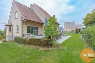 <br />HERZELE - Degelijke open bebouwing met verrassend veel ruimte<br /><br />Gelegen in het landelijke Sint-Lievens-Esse, vlak naast het dorpsplein, vind je deze charmante open bebouwing met een solide structuur en veel ruimte. De woning is volledig onderkelderd (100m²) en biedt plaats aan een garage, wasplaats en de mogelijkheid tot een extra toilet.<br /><br />Op de eerste verdieping bevindt zich een uitnodigende inkomhal met gastentoilet, een ruime en lichtrijke leefruimte met aansluitende grote keuken met zicht op de tuin, en een bureau. De bovenverdieping omvat een royale nachthal, drie slaapkamers en een badkamer met toilet. Tot slot is er nog een ruime zolder die extra mogelijkheden biedt.<br /><br />Voor meer informatie of een bezoek kan u ons steeds telefonisch contacteren: 053/60.65.60.