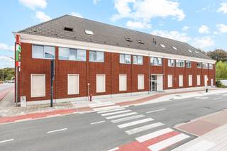 <p><span>Dit aangename 1-slaapkamerappartement combineert een ruime indeling met een strategische ligging op wandelafstand van het centrum van Aalst en een vlotte bereikbaarheid van de E40.</span></p><p><span> </span></p><p><span>Het appartement is gelegen op de eerste verdieping van een kleinschalige residentie met 10 entiteiten en beschikt over een bewoonbare oppervlakte van ca. 70 m². Via de inkomhal bereikt u het aparte gastentoilet, de ruime slaapkamer en de badkamer, uitgerust met een ligbad en wastafel.</span></p><p><span> </span></p><p><span>De ruime en lichtrijke leefruimte geniet van een aangenaam zicht en geeft rechtstreeks uit op het royale, oostelijk georiënteerde terras. Aansluitend bevindt zich de open keuken, die praktisch is ingericht en beschikt over een ingebouwde koelkast, diepvries en vaatwasmachine.</span></p><p><span> </span></p><p><span>Het appartement vormt een uitstekende basis, maar kan mits enige opfrissing volledig naar eigen smaak worden ingericht. </span></p><p><span> </span></p><p><span>Momenteel is het appartement vrij van gebruik. Tot voor kort werd het verhuurd voor € 750 per maand, waardoor het pand ook voor investeerders een interessante opportuniteit kan vormen.</span></p><p><span> </span></p><p><span>Kortom, een ruim en praktisch 1-slaapkamerappartement met terras, gelegen op een gunstige locatie nabij het centrum van Aalst en belangrijke verbindingswegen. Een interessante eigendom voor zowel eigen bewoning als investering. Gunstig EPC label B (199 kWh/m²).</span></p><p><span> </span></p><p><span>Voor meer informatie en/of een bezoek contacteert u Jonathan van Immo Zone op het nummer 0474/ 91. 72. 00.</span></p><p><span> </span></p>
