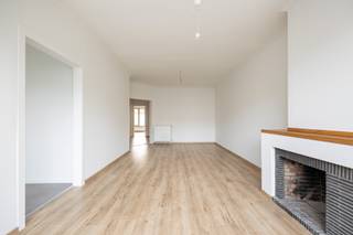 <p><strong>Gelijkvloers 2-slaapkamerappartement met terras en private garagebox te Merksem</strong></p><p> </p><p><strong>Troeven:</strong></p><ul><li><p><strong>Gelijkvloers comfort:</strong> Zonder trappen of lift direct toegankelijk.</p></li><li><p><strong>Inclusief garagebox:</strong> Geen parkeerstress dankzij een eigen afgesloten garagebox.</p></li><li><p><strong>100% Instapklaar: </strong>Recent opgefrist.</p></li><li><p><strong>Praktische indeling:</strong> 2 slaapkamerruimtes, ruime hal en handige berging.</p></li><li><p><strong>Uitstekende locatie:</strong> Gelegen aan de Lambrechtshoekenlaan nabij openbaar vervoer, winkels en belangrijke invalswegen.</p><p> </p></li></ul><p><strong>Beschrijving:</strong> Aan de Lambrechtshoekenlaan te Merksem bieden wij dit praktisch ingedeelde gelijkvloers appartement aan. Dit pand combineert een comfortabele indeling met het grote pluspunt van een private garagebox achteraan het gebouw.</p><p> </p><p>U betreedt het appartement via de ruime inkomhal die toegang biedt tot alle vertrekken. De royale woonkamer heeft dankzij de grote raampartijen aan de voorzijde een aangename lichtinval. Aansluitend bevindt zich de ingerichte keuken.</p><p> </p><p>Aan de rustige achterzijde bevinden zich de slaapkamers, met een directe toegang tot een buitenplek. De badkamer is uitgerust met een comfortabele inloopdouche en een modern wastafelmeubel. Verder beschikt het appartement over een apart toilet en een praktische inpandige berging.</p><p> </p><p>Als absolute meerwaarde hoort bij dit appartement een private, afgesloten garagebox op het terrein. Deze is verplicht mee aan te kopen voor 25.000 €.</p>
