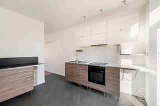 <p>Dit appartement in "duplex"-stijl, dat in 2013 is gerenoveerd en ideaal is voor een belegger, is perfect gelegen op de 1e verdieping van een klein gebouw met 2 appartementen, dicht bij alle voorzieningen en op een steenworp afstand van het stadscentrum en de hoofdwegen. Het is als volgt ingedeeld:</p><p>Een lichte woonkamer, een ingerichte keuken en een vaste trap die naar de bovenverdieping leidt, waar zich twee slaapkamers en een badkamer bevinden.</p><p>Ideaal als huurinvestering, zeker een bezichtiging waard.</p>