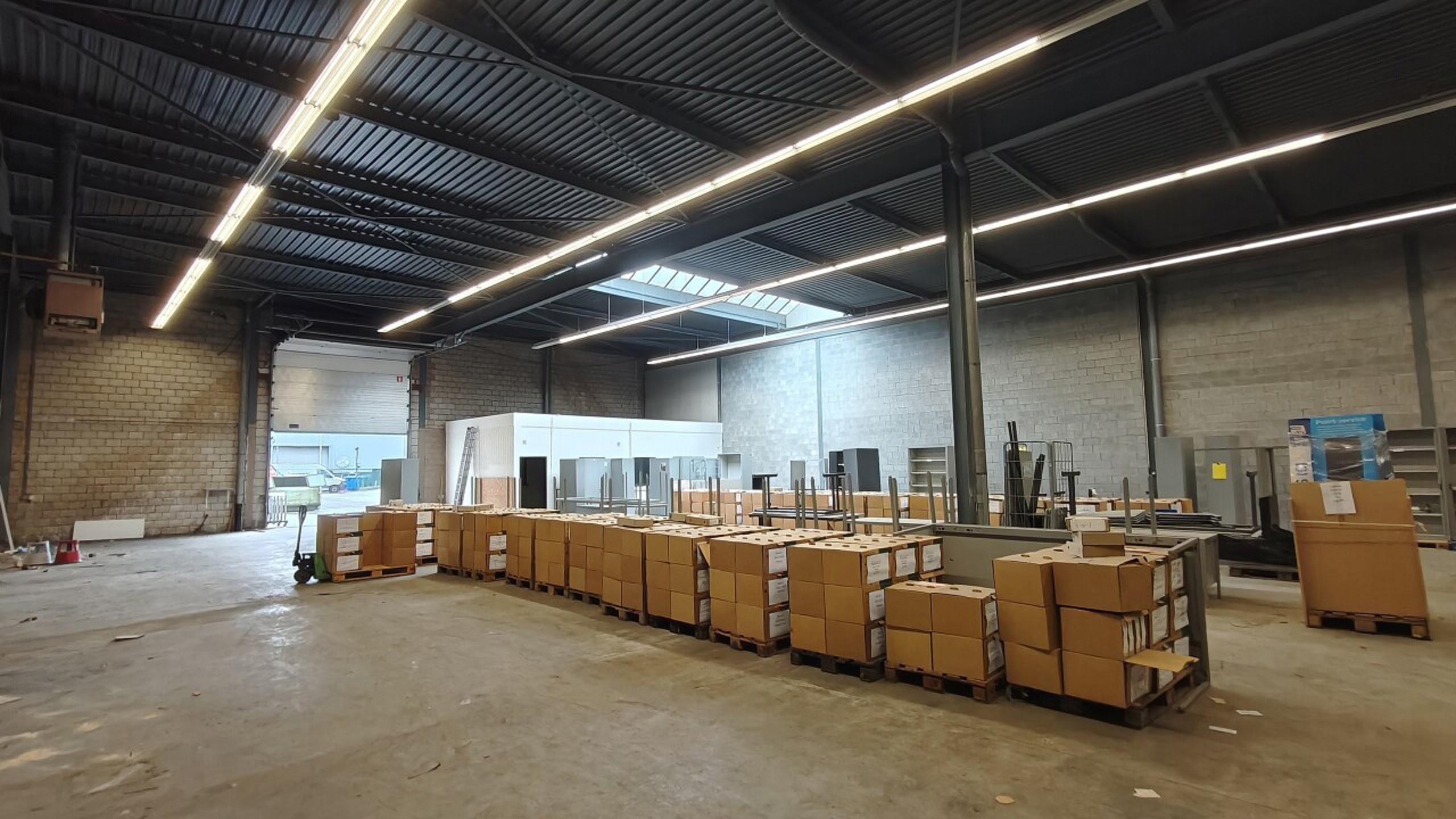 Magazijn 602m²  met kantoor te huur langs de Noorderlaan - foto 5