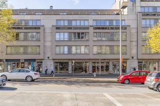 IDEALIS VASTGOED – Extra ruim handelspand (+-500m²!!!) met tal van mogelijkheden op een extra centrale, commerciële zichtlocatie te midden van...