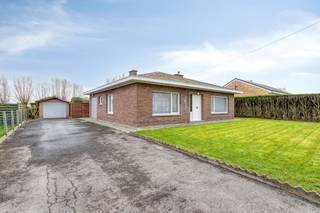 Gelijkvloerse woning te koop in de Hazewindstraat 8 te Vlamertinge. Dit huis te koop is uitermate geschikt voor wie op zoek is naar een alleenstaande gelijkvloerse woning nabij Ieper en Poperinge. Dit huis ligt op een mooi stuk grond van 873m² en heeft 2 slaapkamers (3 mogelijk), zongerichte tuin en een ruime externe garage. Deze statige, vrijstaande woning in de Hazewindstraat 8 te Vlamertinge biedt u een unieke kans om uw droomwoning te realiseren.INDELINGInkomhal - woonkamer voorzien van houtkachel en airco - ruime lichtrijke leefkeuken - keukenberging - gang met apart toilet - twee slaapkamers - badkamer met lavabomeubel en ligbad - inpandige garage, mogelijk om in te richten als 3de slaapkamer - zonnige aangelegde tuin - ruime oprit en externe dubbele garage, veel parkeermogelijkheid! Verder heeft deze woning nog een bergzolder onder het dak.TROEVEN- Gelegen nabij dorpskern, Ieper en Poperinge in een rustige straat- Alleenstaand- Volledig gelijkvloers - Drie slaapkamers mogelijk - Veel parkeermogelijkheid- Ruime externe garage- Regen &amp; grondwaterput- In te richten/renoveren volgens eigen stijlDit pand is onderworpen aan de renovatieverplichting van de Vlaamse overheid voor residentiële gebouwen (behoudens bij sloop binnen 5 jaar na de aankoop). Consulteer voor meer informatie de website van het Vlaams Energie- en Klimaatagentschap via https://www.vlaanderen.be/een-woning-kopen/renovatieverplichting-voor-residentiele-gebouwen