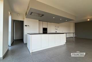 Op een rustige locatie in Zottegem bevindt zich dit ruime en energiezuinige appartement, waar comfortabel wonen centraal staat. Dankzij de vlotte bereikbaarheid en de aangename omgeving geniet u hier van de perfecte combinatie tussen rust en een goede verbinding naar winkels, scholen en het centrum.<br /><br />Bij het binnenkomen komt u onmiddellijk terecht in de ruime en lichtrijke leefruimte met open keuken. De grote raampartijen zorgen voor een aangename lichtinval en creëren een ruimtelijk gevoel. De volledig uitgeruste open keuken sluit naadloos aan op de leefruimte, waardoor deze de ideale plaats vormt om te koken, te tafelen en te ontspannen. Vanuit de leefruimte heeft u rechtstreeks toegang tot het ruime terras, waar u in alle rust kunt genieten van een gezellig buitenmoment.<br /><br />Het appartement beschikt over drie slaapkamers, waardoor het perfect geschikt is voor gezinnen, koppels die extra ruimte wensen of wie een thuiswerkplek wil inrichten. Daarnaast is er een verzorgde badkamer, apart toilet en een praktische berging aanwezig. Bij het appartement horen bovendien een ondergrondse autostaanplaats en een private berging, beide inbegrepen in de huurprijs.<br /><br />Ook op technisch vlak geniet u van alle hedendaags comfort. Zo wordt het appartement verwarmd via vloerverwarming op aardgas en beschikt het over een gunstig EPC-label A, wat garant staat voor een energiezuinig en aangenaam woonklimaat.<br /><br />De gemeenschappelijke kosten bedragen 50,00 EUR/maand. Het appartement is onmiddellijk beschikbaar. Heeft u interesse in dit ruime appartement op een rustige ligging in Zottegem? Dien dan eenvoudig uw bezoekaanvraag in via de website van Immo Francois. Wij nemen graag contact met u op om een bezoekmoment in te plannen.<br /><br />