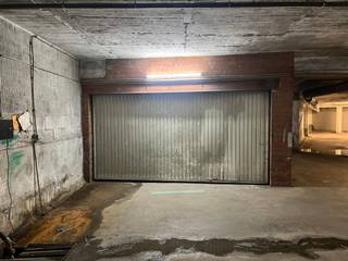 Ondergrondse garagebox gelegen in de gegeerde Stadsparkbuurt in Antwerpen-Centrum te huur:<br />- Veilige en vlot toegankelijke parking<br />- Toegang via sleutels<br />- onmiddellijk beschikbaar<br /><br />3,94m (b) x 4,99m (l) x 1,9m (h)<br /><br />Interesse? info@neonvastgoed.be of 03/336.88.88