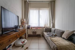 Ontdek deze charmante rijwoning in de Markebekestraat 82 te Marke. <br /><br />Bij binnenkomst word je verwelkomd in de <strong>inkomhal </strong>die leidt naar een<strong> lichtrijke leefruimte,</strong> voorzien van een gaskachel voor gezellige winteravonden. Bij doorwandelen komt u terecht in de <strong>eetkamer, </strong>met aansluitend toegang tot de <strong>keuken </strong>en <strong>badkamer </strong>met douche, lavabo en toilet. Vanuit de keuken heb je toegang tot het <strong>terras </strong>en <strong>tuin</strong>. Een bijkomende troef is de <strong>garage met uitweg</strong> <strong>langs achter,</strong> die extra comfort en opslagruimte biedt. <br /><br />Op de bovenverdieping tref je <strong>twee aangename slaapkamers</strong> aan. <br /><br />Ben je op zoek naar een <strong>rustig </strong>gelegen woning met <strong>garage </strong>en <strong>uitweg </strong>langs achter?<br /><br />Maak vandaag nog je afspraak! Contacteer: <br />Simon op 0471 547 642 - simon@dekeyser.immo of <br />Yorben op 0468 188 061 - yorben@dekeyser.immo