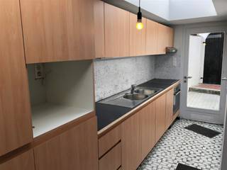 Mooie vernieuwde woning.  Inkom, living, eetplaats, modern ingerichte keuken met eethoek, badkamer met bad/douche, kelder, wasplaats, 2...