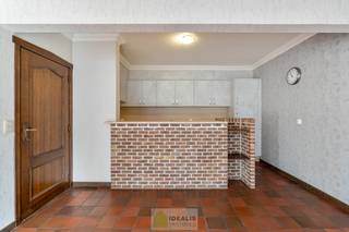 <strong>IDEALIS VASTGOED – RUIM APPARTEMENT MET TERRAS VAN CA.35M² EN PRIVATIEVE GARAGE IN HARTJE LOMMEL! Dit ruime appartement met een netto bewoonbare oppervlakte van ca.101m² bevindt zich op de 1<sup>e</sup> verdieping. De verkoop omvat enkel het appartement, het handelspand op de gelijkvloerse verdieping is hierbij NIET inbegrepen. Het appartement is vlot bereikbaar via de trappenzaal. Een naar eigen smaak op te frissen, goed ingedeeld en lichtrijk appartement met 2 slaapkamers, ruim terras en privatieve garage met sectionale poort! Zeker het bezoeken waard!! <br /><br />LIGGING: </strong><br />Dit appartement is gelegen in het hart van Lommel doch op een rustige aangename locatie, op wandelafstand van al de mogelijke faciliteiten zoals supermarkten, horeca, boetieks, bioscoop,.. Vanwege deze centrumlocatie te Lommel zijn omliggende gemeenten als Pelt, Mol en Geel zeer vlot bereikbaar, alsook de Nederlandse grens.<br /><br /><strong>INDELING: </strong><br /><strong>GEMEENSCHAPPELIJK:<br />Inkom:</strong><br />- Gemeenschappelijke inkom met trappenzaal –<br /><br /><strong>PRIVATIEF<br />Kelderverdieping:</strong><br />- Ruime kelderberging van ca.15m² behorende tot het appartement -<br />- Zeer makkelijk toegankelijke privatieve garagebox met sectionale poort -<br /><br /><strong>Appartement 1<sup>e</sup> Verdieping: </strong><br />– Inkomhal/nachthal met vestiaire – ruime woonkamer met veel lichtinval en aansluitend een aangename keuken voorzien van alle comfort – wasplaats/berging met voorziening voor wasmachine en droogkast – apart toilet – badkamer voorzien van bad en dubbele lavabo – Slaapkamer 1 – Slaapkamer 2 –<br /><br /><strong>Terras: </strong><br />– Prachtig ruim terras van ca.35m², écht een troef!! –<br /><br /><strong>BIJZONDERHEDEN:</strong><br />- Verzorgde residentie<br />- De verkoop omvat enkel het appartement, het handelspand op de gelijkvloerse verdieping is hierbij NIET inbegrepen.<br />- Aparte garagebox met sectionale poort<br />- ruime kelderberging (15m²)<br />- Bouwjaar 1982<br />- Op te frissen staat <br />- Keuken reeds gerenoveerd!<br />- Ruim appartement (101m² NBO)<br />- Praktische indeling<br />- Veel lichtinval<br />- EPC B (114kWh/m²jaar)<br />- Appartement is asbestveilig!<br />- Gegeerde locatie: pal in hartje Lommel!!!<br />- Centraal t.o.v. omliggende gemeenten en de Nederlandse grens<br /><br /><strong>Stedenbouwkundige Inlichtingen:</strong><br />Bouwvergunning - Woongebied - Geen dagvaarding - Geen voorkooprecht – Geen verkavelingsvergunning<br /><br /><strong>E-peil:</strong> 114 kWh/m² <strong>met certificaatnummer:</strong> 20251011-0003707294-RES-1<br /><br /><strong>O-peil:</strong> niet overstromingsgevoelig gebied<br />P-Score: A<br />G-Score: A<br /><br /><strong>Benieuwd naar dit appartement? Ons IDEALIS Team geeft U met plezier en steeds vrijblijvend de nodige informatie via e-mail, ter plaatse of op ons kantoor te Pelt.<br />Wenst U advies omtrent uw eigen woning? Graag plannen wij vrijblijvend met U een afspraak in om onze expertise met U te delen, steeds tot Uw dienst!!<br />Neem contact op met IDEALIS VASTGOED op 011/515 565 of mail naar info@idealisvastgoed.be!</strong>
