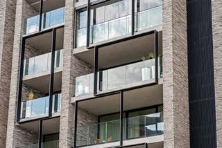 Dit instapklaar en ruim appartement vinden we terug op het Kolonel Dusartplein, aan de binnenzijde van de kleine ring van Hasselt. Bij het buitenstappen sta je pal in het bruisende centrum van Hasselt. Er zijn 2 ruime terrassen van 21m² en 14m² met een prachtig zicht over het plein. <br /><br />Indeling:<br />Het appartement is toegankelijk via trap en lift, per verdieping bevinden zich slechts 2 appartementen die gebruik maken van de lift. Via de veiligheidsdeur betreden we de inkomhal van het appartement. Van hieruit gaan we verder naar de leefruimte van 78m² met open keuken. In de leefruimte is er een op maat gemaakte bureau gecreëerd. Wat meteen opvalt is de zee van licht die gecreëerd wordt dankzij de kamerbrede en plafondhoge ramen. De kwalitatieve materialen wo. de parketvloer geven het geheel een luxueuze uitstraling. Er is een waterdamphaard aangesloten aan de waterleiding en deze zit verwerkt in het tv/audio meubel.<br />De open keuken is compleet uitgerust.<br />De ruime terrassen zijn goed georiënteerd en zijn tevens voorzien van verlichting. <br />Via de nachthal krijgen we toegang tot de master bedroom met ensuite dressing. Aansluitend bevinden er zich nog 2 ruime slaapkamers. Centraal ligt de mooie en praktische badkamer. Het appartement is voor de rest ook voorzien van verschillende op maat gemaakte opbergkasten wat het geheel ook uiterst praktisch maakt. Er zijn 2 toiletten nl. het gastentoilet en de andere vinden we terug in de badkamer.<br />De ruime wasplaats is voorzien in de technische berging.<br /><br />In de kelder bevindt zich nog een ruime en makkelijk bereikbare staanplaats en een ruime kelderberging. Er is nog een extra parking bij aan te kopen.<br />De parking bereik je heel makkelijk via de kleine ring of via de Koning Boudewijnlaan. Het betreft een gedeelte van de Q-parking wat enkel toegankelijk is voor bewoners van de residentie.<br />In de kelder is er tevens een gemeenschappelijke fietsenstalling en containerlokaal voorzien.<br /><br />Buitengewone kenmerken:<br />- Zéér goede ligging<br />- Instapklaar<br />- Prachtig zicht<br />- 143m² bruikbare oppervlakte (bron EPC)<br />- 3 slaapkamers<br />- 2 terrassen<br />- Breedte gevoel appartement <br />- Energiezuinig EPC A<br />- Kelderberging incl.<br />- 1 autostaanplaats incl. <br />- 1 autostaanplaats bij aan te kopen<br />- 2 inkomdeuren aangezien 2 appartementen samengesmolten zijn.