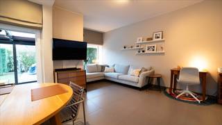 Deze charmante halfopen villa in Oostende biedt een ideale woonplek voor wie op zoek is naar ruimte en comfort. De woning beschikt over 3...