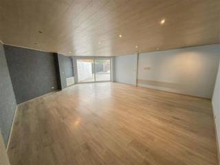 Woning op Ons Dorp te Menen. De woning omvat een ruime leefruimte met en een ingerichte keuken. Op de verdiepingen bevinden zich vier...