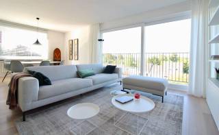 Dit prachtig appartement in Sint-Michiels biedt een comfortabele en elegante leefruimte in een aangename buurt. Het beschikt over een ruime, lichte woonkamer met veel natuurlijk daglicht, een moderne open keuken en een charmant balkon waar u heerlijk kunt ontspannen en genieten van het uitzicht. Daarnaast zijn er lichtarmaturen, stores en gordijnen aanwezig die extra sfeer en functionaliteit toevoegen. <br /><br />De 2 slaapkamers zijn royaal bemeten en voorzien van ingebouwde kasten, wat bijdraagt aan een sfeervolle en rustige slaapomgeving. Daarnaast beschikt de masterbedroom van een automatische lichtverduistering. Alsook is er een volledig ingerichte bureau aanwezig. Er is nog een extra ruimte aanwezig voor de was-en droogkast. De prachtige badkamer met dubbele lavabo is afgewerkt met hoogwaardig materiaal en uitgerust met eigentijdse voorzieningen die voldoen aan al uw wensen. Bovendien behoort een gelijkvloerse garagebox met automatische poort tot het appartement, wat extra comfort en veiligheid biedt. De locatie is zeer gunstig, vlakbij het centrum van Brugge, winkels en openbaar vervoer, wat het dagelijkse leven bijzonder gemakkelijk maakt.<br /><br />Dit appartement in Sint-Michiels combineert comfort, functionaliteit en een uitstekende ligging. Het is de ideale plek om na een drukke dag tot rust te komen en volop te genieten van het leven in een levendige, maar toch vredige omgeving. Een perfecte woonkeuze voor wie waarde hecht aan kwaliteit, stijl en gemak.<br /><br />€100 forfait A.O.