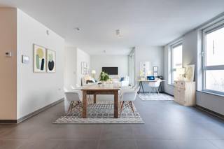 <p>Ligging<br /><br />Dit assistentie appartement maakt deel uit van de residentie "Collegehof" en is gelegen in het hart van de historische stad Gent. <br />Exclusief wonen en ondersteuning van zorgverlening gaan hier hand in hand. <br />Als bewoner van deze residentie kan u gebruik maken van de gemeenschappelijke ruimte op het gelijkvloers alsook van de prachtige binnentuin waar u rustig kan vertoeven. <br />Verder geniet u dankzij deze unieke locatie van de nabijheid van winkels, restaurants en openbaar vervoer. <br /><br />Indeling<br /><br />Het appartement is gelegen op de eerste verdieping. U komt binnen via de inkomhal en vervolgens heeft u toegang tot de woonkamer met open keuken. De keuken is volledig geïnstalleerd en voorzien van de gebruikelijke toestellen. Vanuit de woonkamer heeft u toegang tot het eerste terras via een groot schuifraam. De badkamer is voorzien van een toilet, inloop regendouche en lavabo met badkamermeubel. Tot slot bevat het appartement nog 2 slaapkamers, waarvan 1 slaapkamer met afzonderlijke berging en aansluitend terras die een prachtig uitzicht heeft op de binnentuin. <br /><br />Extra voordeel: Vrijstelling van onroerende voorheffing! <br /><br />Kortom, een perfecte investering naar de toekomst toe!<br /><br />Contacteer Andreas Burssens voor meer info en/of een bezoek: 0472 61 00 00.<br /><br />(Stedenbouwkundige inlichtingen in aanvraag, de maten en oppervlakten zijn geraamd, bepaalde foto's zijn referentiebeelden)</p>
