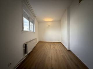 Dit appartement met 2 slaapkamers te huur vinden we terug op de achtste verdieping van een goed onderhouden appartementsgebouw. Het appartement heeft een centrale locatie nabij het centrum van Wilrijk, Antwerpen en belangrijke invalswegen. Indeling:- inkomhal met ingebouwde kasten- apart toilet- ruime woonkamer- keuken met aansluitend terras- nachthal- slaapkamer 1- slaapkamer 2Extra troeven:- zeer goede bereikbaarheid van en naar Antwerpen- goed onderhouden gebouw- lift aanwezig- uitstekende mobiscore: 9,0/10De maandelijkse kosten bedragen 110 euro per maand voor de kosten voor de gemene delen, incl. water en verwarming.Bent u geïnteresseerd in dit appartement te huur in Antwerpen? Aarzel dan niet om een bezoekaanvraag in te dienen op onze website, dit kan via de daar voorziene rode balk. Wenst u uw eigendom ook te huur of te koop te stellen? We helpen u graag verder. Steeds tot uw dienst om u verder te helpen met al uw vragen over vastgoed!