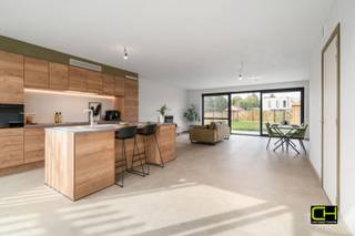 Ontdek deze energiezuinige nieuwbouwwoning in Elsakker 10, gelegen in een rustige en kindvriendelijke woonwijk. Hier geniet je van een groene en veilige omgeving waar kinderen vrij kunnen spelen, terwijl je toch profiteert van vlotte verbindingen naar winkels, scholen, sportfaciliteiten en belangrijke in- en uitvalswegen. <br /><br />Je wordt verwelkomd in de inkomhal met apart gastentoilet. Er is een zeer ruime en lichtrijke woonkamer met open moderne keuken voorzien van alle toestellen. Dankzij de grote raampartijen geniet je overal van daglicht, terwijl de praktische berging zorgt voor extra comfort. Op de eerste verdieping vind je drie volwaardige slaapkamers en een badkamer die uitgerust is met zowel een inloopdouche, een bad als een stijlvol lavabomeubel. Daarnaast is er ook een apart toilet aanwezig. De nachthal biedt bovendien ruimte om een bureau te plaatsen en er kan een grote ingemaakte kast voorzien worden, ideaal voor wie houdt van extra opbergruimte. <br /><br />Buiten geniet je van een zonnige tuin met terras en tuinhuis. Achteraan is er een toegangspoort naar een recreatief park dat binnenkort door Stad Gent wordt aangelegd, wat een meerwaarde vormt voor de leefomgeving. Vooraan de woning is er een fietsenberging voorzien en bijkomend beschikt dit pand ook over een privatieve parkeerplaats. Dankzij de zonnepanelen en de warmtepomp woon je niet alleen modern en comfortabel, maar ook energiezuinig. Bovendien kan deze woning aangekocht worden onder <strong>registratierechten (2 of 12%)</strong>, wat een extra voordeel biedt. Deze nieuwbouw werd nog niet in gebruik genomen. <br /><br />Wenst u meer informatie of een afspraak, gelieve ons te contacteren via 09 395 05 40 of verkoop@concept-home.be