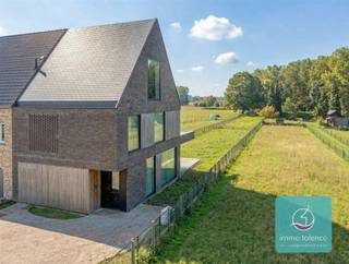 immo Talenco presenteert met trots deze recente BEN-woning gelegen te Hoge Jan 36 A – 9255 Buggenhout, een uitzonderlijke halfopen bebouwing...