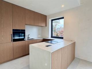 <p><span>GENTBRUGGE </span><span>- Vous recherchez un appartement neuf comprenant 3 chambres, un bureau et une grande terrasse ?</span></p><p><span>Alors cet appartement est peut-être fait pour vous !</span></p><p><span> </span></p><p><span>Ses principaux atouts en bref :</span></p><ul><li><span>Appartement très économe en énergie, équipé de 4 panneaux solaires privés</span></li><li><span>Beaucoup de lumière naturelle</span></li><li><span>Grande terrasse </span></li><li><span>Chauffage au sol pour un confort de vie optimal</span></li><li><span>Cave privative et 2 places de parking à vélos en sous-sol</span></li><li><span>Place de parking souterraine</span></li><li><span>Situé dans la résidence Watersnip au bord de l'Escaut, près des Gentbrugse Meersen et à seulement 4 km du centre de Gand</span></li></ul><p><span> </span></p><p><span>Voici à quoi ressemble l'appartement :</span></p><p><span>Depuis le vaste hall d'entrée avec vestiaire, vous accédez à l'espace de vie lumineux doté d'une cuisine équipée (lave-vaisselle, four, micro-ondes, réfrigérateur & congélateur). <br />À côté se trouve un local technique séparé avec des branchements pour la machine à laver, le sèche-linge et un système de ventilation de type D déjà installé.</span></p><p><span>Au-dessus de l’espace de vie se trouve une mezzanine ouverte pouvant servir de bureau, d’espace de jeux ou d’espace de vie supplémentaire.</span></p><p><span>Le couloir donne accès à 3 chambres, une salle de douche indépendante, une élégante salle de bains avec douche, lavabo et WC, ainsi qu’aux toilettes séparées pour les invités.</span></p><p><span>La terrasse est accessible depuis le salon et deux chambres.</span></p><p><span>Un débarras privatif en sous-sol, deux emplacements à vélos et une place de parking privative dans le garage souterrain complètent l'ensemble.</span></p><p><span> </span></p><p><span>Important :</span><span><br />Disponible à partir du : 01/01/2027</span></p><p><span>Loyer : € 1 400 par mois + €200 de provision. EGW à souscrire séparément.</span></p><p><span>PEP : 11</span><span> kWh/m²/an (classe énergétique : E7)</span></p><p><span> </span></p><p><span>Pour une visite sur place, n'oubliez pas de remplir votre profil de locataire sur <span>www.axellenaerts.be</span></span><span>!</span></p><p><span> </span></p>