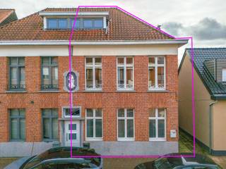 In een rustige straat in Kapellen bevindt zich dit bijzondere opbrengsteigendom met een prachtige, statige gevel die meteen de aandacht trekt...
