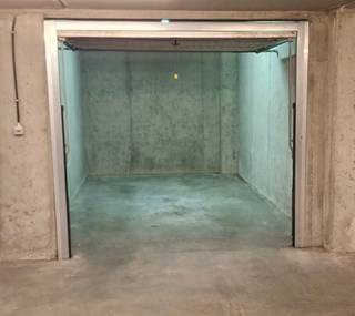 Garage box fermée située sur la Zoutelaan au centre de Knokke.<br /><br />Située à l'angle de la Zoutelaan et de la Nieuwpoortstraat, en face de l'Église anglicane de St George.<br />La garage se trouve au niveau -1 et est facilement accessible.<br />Le loyer est de 1980 € par an.<br />Dimensions : 2m78 de large & 5m39 de long & 3m30 de haut<br />Dimensions de la porte : 2m12 de large & 2m05 de haut.<br /><br />DISPONIBLE IMMEDIATEMENT !<br /><br />Souhaitez-vous plus d'informations ou planifier une visite ?<br />N'hésitez pas à nous contacter au 050 61 23 73.<br />Ref : G744