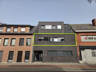 <span><strong>Ruim en instapklaar 2-slaapkamerappartement in het centrum van Retie met carport. REEDS IN OPTIE!!!<br /><br /></strong></span><strong>MOCHT DE OPTIE NIET WORDEN GELICHT, ZULLEN ER ALSNOG PLAATSBEZOEKEN WORDEN INGEPLAND.</strong><br />
<p>Bij het betreden van het appartement kom je binnen via de inkomhal, die toegang geeft tot de verschillende ruimtes. Vanuit de hal stap je de zeer ruime en lichtrijke woonkamer binnen, waar een open witte keuken naadloos in geïntegreerd is. De keuken is volledig uitgerust met alle nodige toestellen, wat zorgt voor optimaal comfort en gebruiksgemak.</p>
<p>De woonkamer geniet van veel natuurlijk licht en geeft via een groot schuifraam toegang tot het terras, dat noordoost gericht is en uitkijkt op een groene, rustige omgeving – een aangename plek om te ontspannen.</p>
<p>Verder beschikt het appartement over een ruime badkamer, ingericht met een ligbad, een inloopdouche en een dubbele lavabo. Daarnaast is er een apart gastentoilet.</p>
<p>Het appartement telt twee comfortabele slaapkamers, beide voorzien van speciale geluidswerende beglazing, wat zorgt voor extra rust en privacy.</p>
<p>Achteraan het gebouw bevindt zich bovendien een ruime carport, zodat er steeds een handige parkeerplaats beschikbaar is.</p>
<span><strong>Huurprijs</strong></span>: €810,00 per maand inclusief servicekosten.<br /><br /><span><strong>Beschikbaarheid</strong></span>: 01/04/2026.<br /><br /><span><strong>EPC</strong></span>: 55 kWh/m²