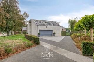 Deze moderne gezinswoning is erg bijzonder van architectuur en geniet van enorm veel lichtinval. Opvallend zijn ook de luchtige en ruime kamers die maken dat dit een ideaal huis is voor wie op zoek is naar ruimte en comfort. De grote inpandige garage en ingesloten tuin met zwembad maken het geheel compleet! Het gunstige epc, de zonnepanelen en nieuwe cv-installatie zijn enkele bijkomende troeven. <br /><br />=> Ligging<br />Dit huis ligt in een verzorgde residentiële omgeving vlakbij het levendige centrum van Bocholt. Sportcomplex “de Damburg” ligt op wandelafstand van de woning en zowel Bree als Oudsbergen liggen vlot bereikbaar. Ook winkels, dokterspraktijk en openbaar vervoer zijn binnen handbereik. <br /><br />=> Gelijkvloers<br />- Royale inkomhal met ruimte voor vestiaire<br />- Enorm veel lichtinval en grote glazen deur naar de leefruimte<br />- Grote woonkamer met granieten vloer<br />- Gezellige zithoek in de woonkamer met zicht op de tuin<br />- Luchtige leefruimte met open keuken<br />- Bureelhoek/speelkamer aansluitend op de woonkamer en af te sluiten met een glazen schuifdeur<br />- Grote keuken in hoogglanslak met praktisch werkeiland, veel kastruimte en voorzien van alle comfort<br />- Directe toegang naar het terras via het schuifraam<br />- Praktische wasplaats met aanrecht met uitgietbak<br />- Zij-ingang/berging met vaste kasten en toegang naar de garage en wasplaats<br />- Dubbele inpandige garage, bereikbaar via een automatische sectionaalpoort<br /><br />=> Verdieping<br />- Grote overloop met toegang tot de verschillende kamers<br />- Ouderlijke slaapkamer met dressing<br />- Volledig betegelde badkamer met groot hoekbad, douche en dubbele wastafel in groot badkamermeubel<br />- Twee kinderslaapkamers<br />- Vierde slaapkamer/bureel<br />- Tweede badkamer met toilet, douche en wastafel in badkamermeubel<br /><br />=> Tuin<br />- Verzorgde tuin met verwarmd zwembad<br />- Beklinkerd en deels overdekt terras op het zuidwesten<br />- Het verwarmd zwembad ligt ingesloten waardoor men in alle privacy kan genieten<br />- Grote praktische tuinberging<br /><br />=> Indeling<br />-- Gelijkvloers: inkomhal, gastentoilet, berging, woonkamer, bureelhoek/speelkamer, leefkeuken, wasplaats, zij-ingang/berging en inpandige dubbele garage;<br />-- Verdieping: overloop, ouderlijke slaapkamer met dressing, grote badkamer, twee kinderslaapkamers, vierde slaapkamer/bureel, tweede badkamer en apart toilet;<br />-- Grote vrijstaande tuinberging.