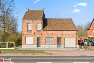 Deze zeer ruime woning, gelegen in het Kempische Herselt, wacht op een nieuwe eigenaar die er weer een warme thuis van wil maken.<br /><br />Het mooie perceel biedt je een solide basis om jouw project te realiseren. Dankzij de authentieke uitstraling, de huidige ruimtes en volumes, en de mogelijkheid om extra leefruimte te creëren op de zolderruimte, kan je hier een prachtwoning creëren.<br /><br /><u><strong>INDELING:</strong></u><br /><strong>Gelijkvloers:</strong> twee woonkamers, salon, keuken, badkamer, berging<br /><strong>1ste verdieping:</strong> 3 slaapkamers en een ruime zolderruimte boven de garages.<br /><strong>Zolder: </strong>ja<br /><strong>Tuin:</strong> met tuinberging <br /><strong>Kelder:</strong> voorraadkelder<br /><br /><br />Ervaar zelf de vele voordelen van deze woning tijdens een persoonlijke rondleiding.<br />Maak vandaag nog je afspraak.<br />Mail naar info@immopersyn.be of bel 013 444 008.