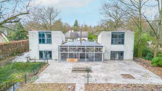Unieke villa onder architectuur van Lou Jansen op royaal perceel van +3.000 m² in villawijk “De Lint”Op een prachtig zuidgericht perceel van meer dan...