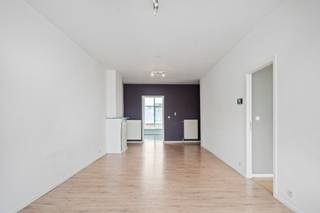 Op een uitstekende locatie in het centrum van Lier bevindt zich dit ruim en lichtrijk appartement met twee slaapkamers, zuidgericht terras en optioneel een garagebox. U bevindt zich hier op wandelafstand van winkels, scholen, het openbaar vervoer en de grote markt van Lier.<br /><br />Via de inpandige trap betreedt u de inkomhal die uitgeeft op de eerste ruime slaapkamer, het toilet en de ruime badkamer. Ze biedt tevens toegang tot de ruime en zeer lichtrijke woonkamer die kan ingericht worden met gezellige zithoek en eetkamer. De woonkamer geeft vooraan uit op een tweede zeer ruime en lichtrijke slaapkamer en achteraan op de ruime en eveneens zeer lichtrijke keuken. Via de keuken kan u het zuidgericht terras betreden.<br /><br />Het appartement is gelegen in een kleinschalig gebouw met zeer beperkte maandelijkse kosten en beschikt tevens over een garagebox die bijkomend kan worden aangekocht voor 35.000€<br /><br />Dit is een uitstekende opportuniteit wanneer u op zoek bent naar een zeer lichtrijk appartement met mooi terras in Lier. Contacteer ons voor meer informatie op 0475/47.59.76 of via info@boonstravastgoed.be.<br /><br />Bijzonderheden:<br />- Zeer lichtrijke kamers<br />- Garagebox optioneel<br />- Uitstekende locatie