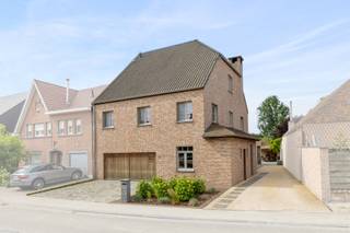 - Topligging - Rustig en vlot bereikbaar, dichtbij Aalst, Gent en E40.- Energiezuinig - EPC A, 15 zonnepanelen, airco, regenwaterrecuperatie.- Luxe...