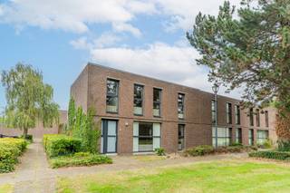 <p>Deze op te frissen woning is rustig gelegen in de groene en kindvriendelijke verkaveling Parkwijk, net buiten de stadsrand, omgeven door groene pleintjes, geniet u hier van bijzonder weinig verkeer en veel rust.<span></span></p>
<p>Tegelijkertijd zijn het centrum, de belangrijkste invalswegen en de E34 richting Antwerpen en Eindhoven vlot bereikbaar.</p>
<p>Deze gezellige woning biedt 3 ruime slaapkamers, een garage en een aangename buitenruimte en vormt een mooie opportuniteit voor wie een woning verder naar eigen smaak wil afwerken.<span></span></p>
<p>De woning kreeg reeds verschillende belangrijke verbeteringen. Zo werden de <strong>ramen vernieuwd in 2022</strong>, werd het <strong>dak in 2016 volledig vernieuwd en geïsoleerd</strong> . Daarnaast beschikt de woning over dubbele beglazing en een <strong>conforme elektrische installatie</strong>.</p>
<p>Op het gelijkvloers komt u binnen via de inkomhal met apart toilet. Vervolgens vindt u een ruime keuken met eetgedeelte en een open leefruimte met plaats voor zowel een gezellige zithoek als eetkamer. Tussen de woonkamer en de garage bevindt zich bovendien een polyvalente ruimte, ideaal als bureau, hobbyruimte, speelkamer.</p>
<p>De eerste verdieping telt 3 ruime slaapkamers, een badkamer met douche en badkamermeubel en een afzonderlijk toilet.<span></span></p>
<p>De garage biedt plaats voor de wagen en extra bergruimte. Ook in de straat zijn er bijkomende parkeermogelijkheden.</p>