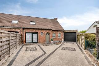 ustige, doodlopende straat in Machelen (Zulte) vind je deze instapklare woning met vier slaapkamers, een ruime tuin en een uitzonderlijk grote garage. De ligging garandeert rust en veiligheid, ideaal voor gezinnen die willen genieten van een groene, kindvriendelijke omgeving met een vlotte verbinding naar Zulte, Deinze en de E17. Over de woning<br /><br />Deze solide woning werd afgewerkt met kwalitatieve materialen, waaronder natuursteen in de keuken en badkamer. Ze is volledig instapklaar, beschikt over een EPC-label B. Met ruime leefruimtes en een doordachte indeling biedt deze woning alle comfort voor modern gezinsleven.<br /><br />Indeling<br />Gelijkvloers: inkomhal met gastentoilet, ruime woonkamer, keuken met natuurstenen werkblad, aansluitende tweede leefruimte (geschikt als eetkamer, bureau of extra zithoek), badkamer in natuursteen en een slaapkamer.<br />Verdieping: drie slaapkamers, waarvan één met dressing/berging en toegang tot de zolder, badkamer met bad, douche en toilet in natuursteenBuiten: grote tuin met gemetste tuinberging, twee overkapte bergingen en een bijzonder ruime, aangebouwde garage.<br /><br />Troeven
<ul><li>Energiezuinig: EPC-label B</li><li>Afwerking in natuursteen</li><li>Zeer ruime garage &amp; bergingen</li><li>Rustige, doodlopende straat</li><li>Instapklaar en ideaal voor gezinnen</li></ul>
Meer info? Contacteer Maxime