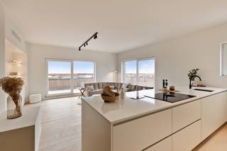 Oogstrelend &amp; SUPER-DE-LUXE gerenoveerde PENTHOUSE met 2 SLAAPKAMERS, fenomenaal ZEEZICHT &amp; uniek groot ZONNETERRAS  (+- 100m<sup>2</sup>) op AAA-LOCATIE. Deze parel (8°V) werd 100% vernieuwd met de meest kwalitatieve TOPMATERIALEN en maakt deel uit v/e verzorgde residentie met lift. Dit royaal app. (bewoonbare opp 104m<sup>2</sup>) omvat: Inkomhal met vestiaire en gastentoilet, LICHTOVERGOTEN leefruimte, nagelnieuwe open luxekeuken (o.a. toestellen Miele: inductiekookplaat, oven, microgolfoven, stoomoven, ijskast, vaatwas, composiet werkblad,...), berging, 2 ruime slaapkamers, luxe badkamer afgewerkt in mortex (voorzien van: ligbad, inloopdouche met rainshower, lavabomeubel en handdoekdroger), uniek ZUIDWEST georiënteerd DAKTERRAS rondom met adembenemend uitzicht op de zee en op de golf. VERNIEUWD: warmtepomp (verwarming en airco), dubbel glas in PVC, GOEDGEKEURDE elektriciteit, INGEMAAKTE KASTEN, volledig geschilderd, incl. DESIGNverlichting (Dark), parket, asbestveilig. Mogelijkheid tot aankoop van een garagebox in het gebouw (60.000 EUR). Genieten van rust, zee &amp; luxe op een unieke ligging!