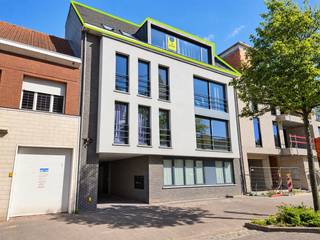 <span><strong>2 slaapkamer appartement met mezzanine en ruim terras in centrum Arendonk.<br /><br />Een bezoek aanvragen kan eenvoudig via onze website: www.immodrie.be. Zoek het pand terug onder 'Te Huur' en selecteer vervolgens op de pagina de optie 'Bezoek inplannen'. Omwille van de grote reeks aanvragen, worden verzoeken via Immoscoop of andere portaalsites niet verwerkt.<br /><br /></strong></span>De lift brengt je rechtstreeks naar de derde verdieping. Bij het uitstappen kom je eerst in een stukje gemeenschappelijke hal. Omdat er op deze verdieping slechts één appartement is, voelt dit gedeelte toch privé aan.
<p>Via de inkomdeur komen we in de ruime inkomhal van het appartement, die als centrale verbinding fungeert tussen de verschillende woonvertrekken.</p>
<p>We starten in de ruime, open leefruimte. Hier vallen meteen de hoge plafonds op, die de ruimte een aangenaam en ruimtelijk gevoel geven. Een echte blikvanger is de trap naar de mezzanine. Deze extra verdieping biedt heel wat mogelijkheden en kan, afhankelijk van je behoeften, ingericht worden als thuisbureau, polyvalente ruimte, hobbyruimte of zelfs als logeerkamer of derde slaapkamer.</p>
<p>Aansluitend vinden we de open wandkeuken. De keuken is uitgerust met een kookvuur, koelkast en vaatwasser en beschikt daarnaast over voldoende opbergruimte. Er is ook de mogelijkheid om zelf nog een oven of microgolfoven te plaatsen.</p>
<p>Direct naast de keuken bevindt zich de praktische berging. Hier zijn de cv-ketel en de aansluiting voor de wasmachine voorzien. Vanuit de keuken heb je via een deur rechtstreeks toegang tot het ruime, noordwestelijk georiënteerde terras. Een aangename buitenruimte die mooi aansluit bij de leefruimte.</p>
<p>Terug in de inkomhal vinden we de toegang tot de twee slaapkamers. Daarnaast is er de badkamer, uitgerust met een toilet, ligbad en badkamermeubel met enkele wastafel.</p>
<p>Nog goed om te weten: zodra de naastliggende residentie volledig is opgeleverd, is het verplicht om een autostaanplaats bij te huren aan €50,00 per maand.</p>