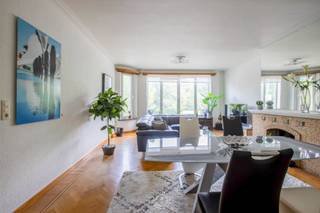 Dit aangename appartement is gelegen op de <strong>eerste verdieping</strong> van een verzorgd gebouw en is vlot bereikbaar met de lift. Je betreedt het pand via een ruime inkomhal die toegang biedt tot de verschillende vertrekken. De lichtrijke woonkamer kijkt uit op het stadspark, wat zorgt voor een aangename groene omgeving. De keuken geeft toegang tot een zuidwest georiënteerd terras, ideaal om te genieten van de avondzon. Verder beschikt het appartement over: <strong>twee slaapkamers,</strong> een berging, een badkamer met ligbad, lavabo en toilet en<strong> private kelder </strong>voor extra opslagruimte. Achteraan het gebouw is er een fietsenstalling voorzien op het gelijkvloers.<br /><br />Huurprijs:<strong> €850/maand appartement + €50/maand garage </strong><br />Provisie algemene onkosten: <strong>€50/maand</strong><br />Provisie verwarming (stookolie): <strong>€75/maand</strong><br /><br />Het appartement is beschikbaar vanaf<strong> 01/02/2026.</strong><br /><br />Interesse in een bezoek?<br />Stuur een mail naar Hugo via <strong>hdb@claves.be</strong> of bel 0475/94.43.07.